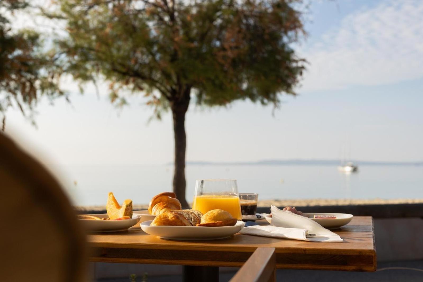 Hotel Les Flots Bleus Le Lavandou Esterno foto