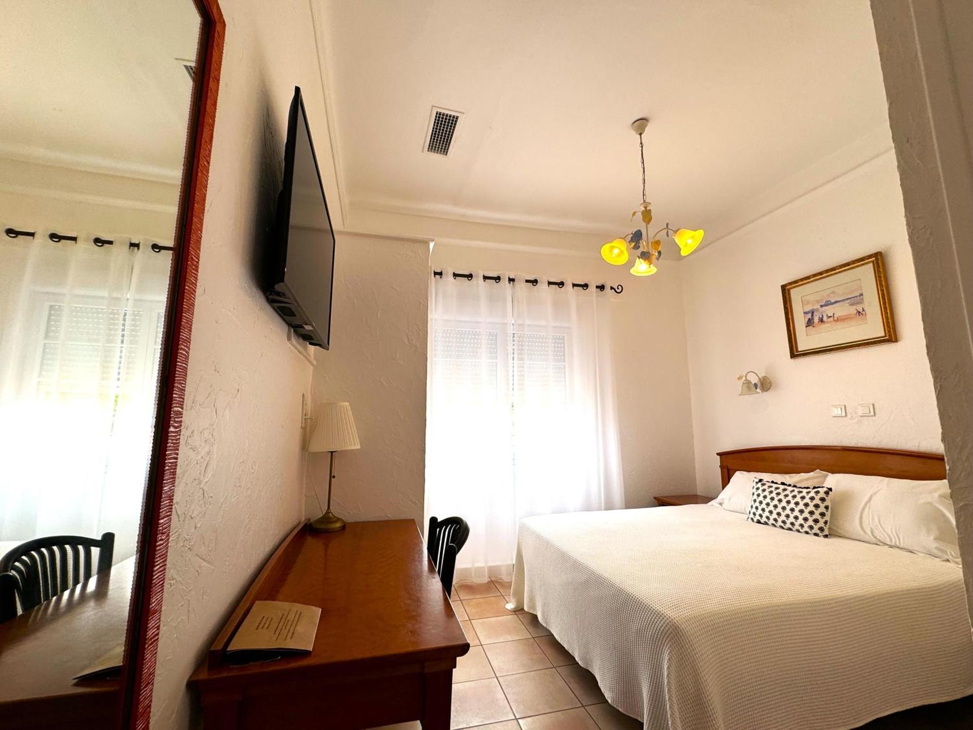 Hotel Les Flots Bleus Le Lavandou Esterno foto
